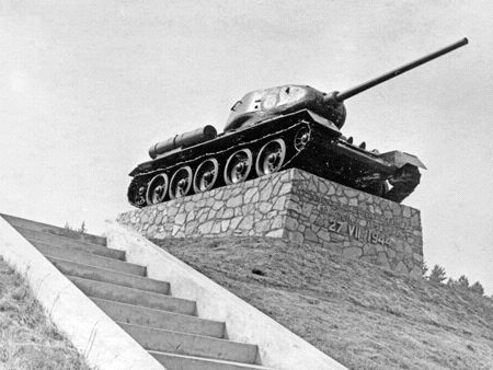 Танк на памятном месте боя 24 июля 1944 года 5-го танкового корпуса, как памятник воинской чести, доблести и славы воинам танкистам, освободившим город Даугавпилс. г.Даугавпилс, развилка шоссейных дорог: Рига – санаторий Межциемс