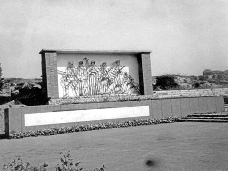 Памятная доска на месте, где в июне 1941 года проходила линия фронта защитников гор.Лиепая. Лиепайский район