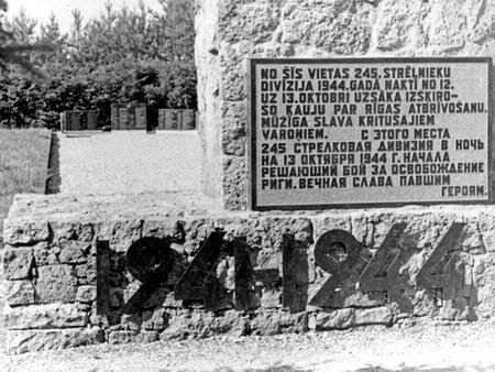 Памятная доска на месте, откуда 245 СД в ночь с 12 на 13 октября 1944 года начали решающий удар за освобождение гор.Риги. Рижский район, Бергский с/сов. 12 км. шоссе Рига-Псков