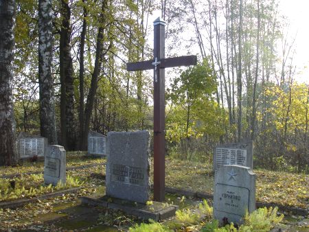 Памятник и крест на воинском братском кладбище (Адамова, волость Верему)