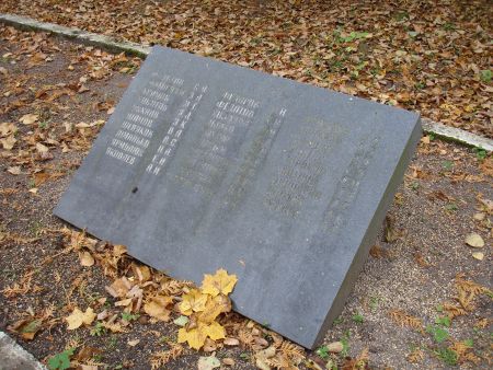 Памятная плита на воинской братской могиле (Аташиене, волость Аташиенес)
