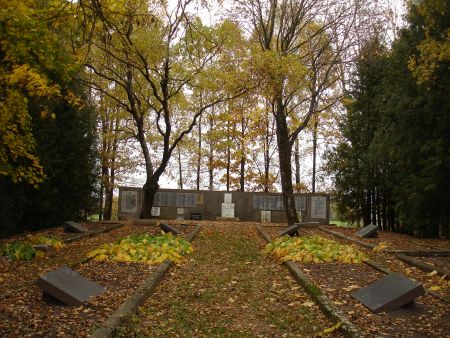 Общий вид воинского братского кладбища (Аташиене, волость Аташиенес)