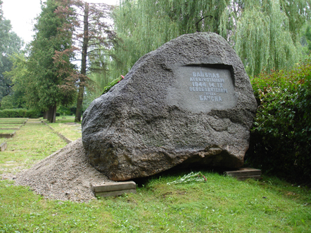 Памятный камень, перенесённый на братское кладбище (Бауска, улица Биржу)