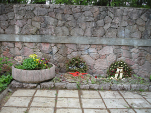 Юго-западная стена мемориала на воинском братском кладбище (Берзпилс)