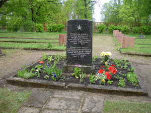 Памятник на воинском братском кладбище (Царникава)