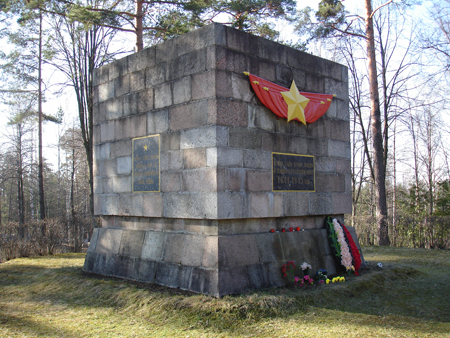 Памятник на вершине холма (Даугавпилс, Братское кладбище)