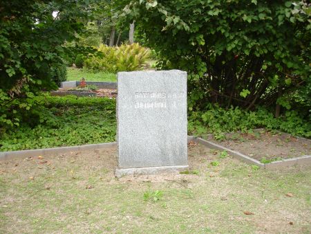 Памятная плита на воинской братской могиле (Дурбе, улица Айзпутес)