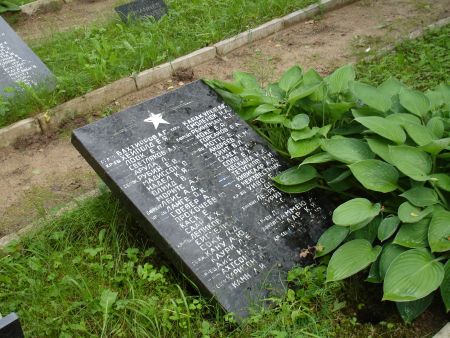 Памятная плита на воинской братской могиле (Дзирниеки, край Броцену)