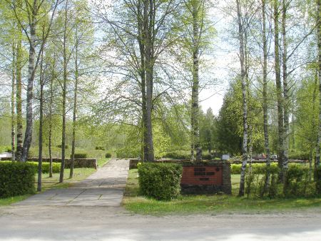 Вид на воинское братское кладбище с дороги (Эргли, край Эрглю)