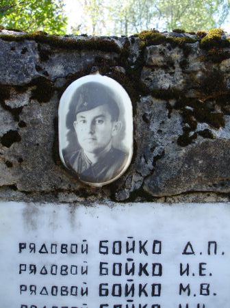 Одна из фотографий возле памятных плит на мемориальной стене (Эргли, край Эрглю)