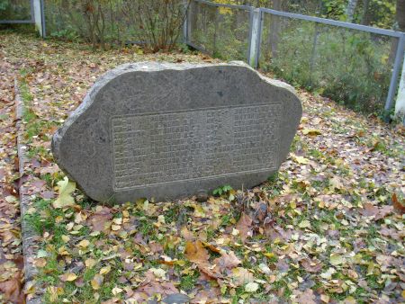 Памятная плита на братской могиле (Гаркалны, волость Малтас)