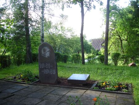 Памятник и памятная плита (Граверы, волость Граверу)
