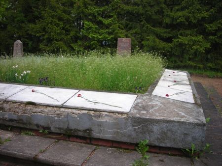 Памятные плиты на бетонной террасе (Гайли, волость Аугсткалнес, край Терветес)