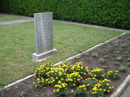 Памятная плита на воинском братском кладбище (Илуксте, улица Бривибас)