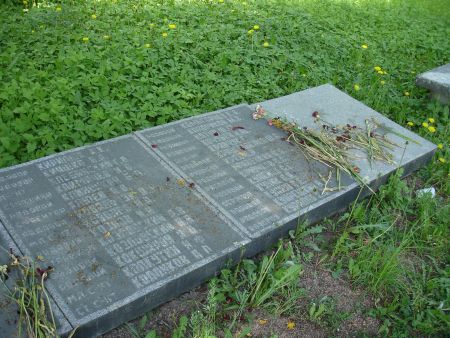 Памятные плиты на братской могиле (Индраны, волость Инчукална)