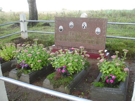 Надгробный памятник на семейном кладбище партизана (посёлок Янцишки, волость Малиновас)
