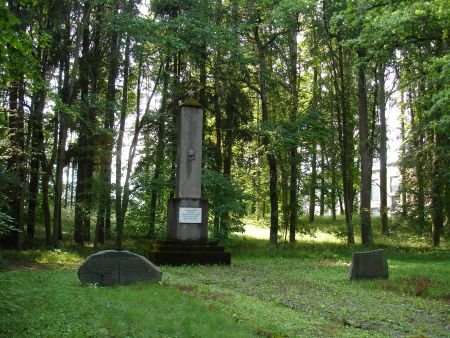 Общий вид воинского братского кладбища (Яунгулбене, волость Яунгулбенес)