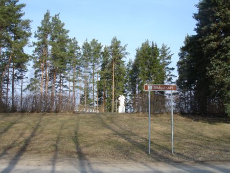 Знак у воинского братского кладбища (Яунпиебалга, волость Яунпиебалгас)
