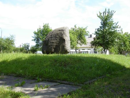 Памятный камень на воинском братском кладбище (Екабпилс, улица Вароню)
