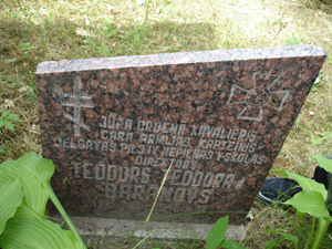 Надгробный памятник на могиле капитана Ф.Ф. Баранова (1881-1946) (Елгава, кладбище Миера)