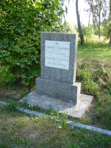 Памятник жертвам нацистского террора к югу от входа (Елгава, кладбище Ромас)