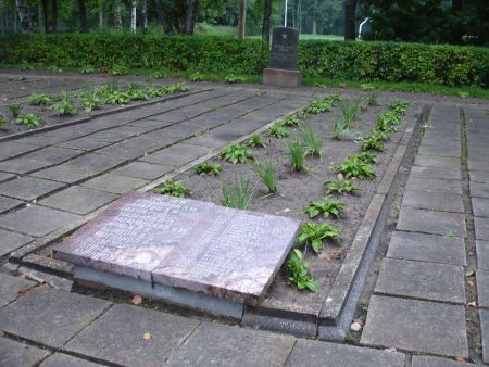 Братская могила на воинском братском кладбище (Юзефова, волость Науенес)