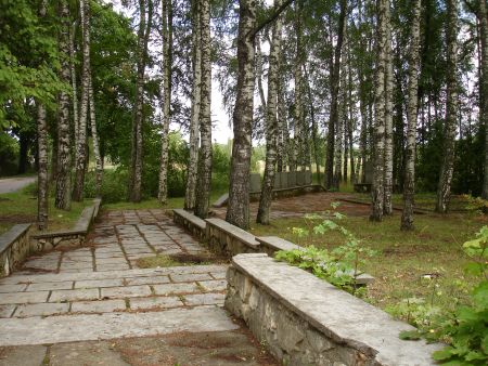 Дорожка к воинскому братскому кладбищу (Калупе, волость Калупес)