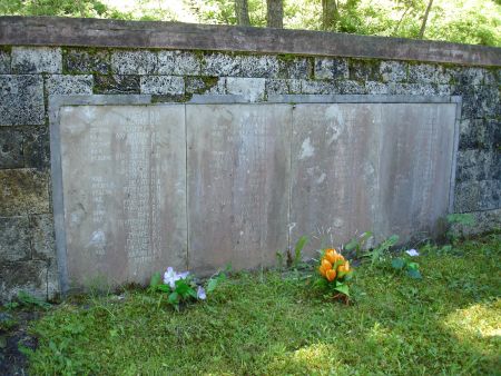 Памятные плиты на братском кладбище (Клапкалнциемс, волость Энгурес)