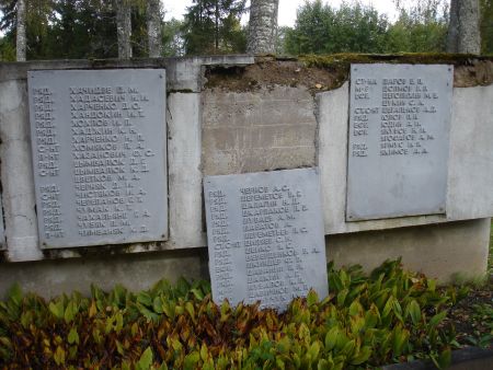 Памятные плиты на мемориальной стене (Кюрши, волость Педедзес)