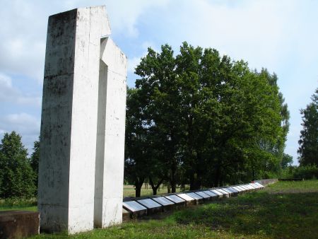 Памятник и памятные плиты на верхней террасе (Ляудона, волость Ляудонас)