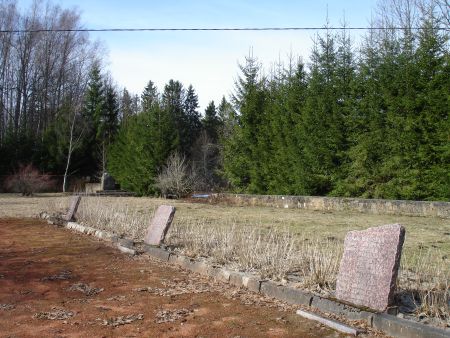 Памятные плиты на воинском братском кладбище (Ледурга, волость Ледургаc)