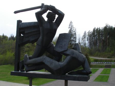 Скульпутрная композиция на памятнике (Леяскрогс, волость Виеталвас)