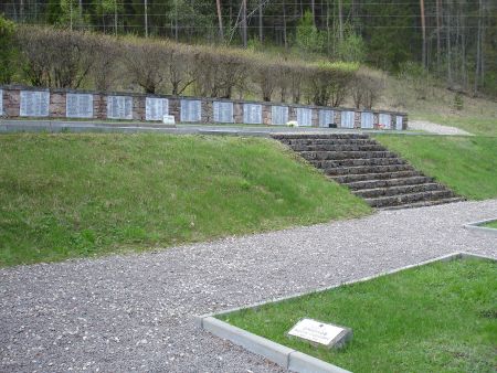 Терраса с мемориальной стеной (Леяскрогс, волость Виеталвас)