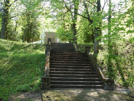 Лестница к воинскому братскому кладбищу (Лимбажи, гора Кезберкалнс)