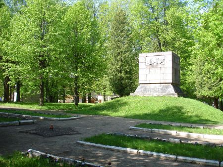 Общий вид воинского братского кладбища (Лимбажи, гора Кезберкалнс)