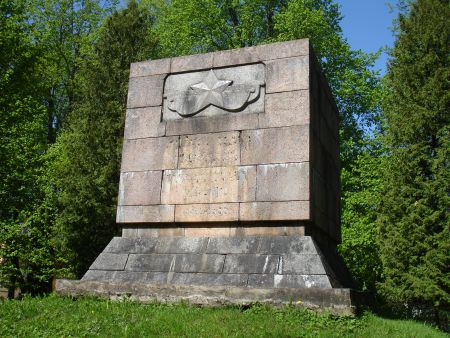 Памятник на воинском братском кладбище (Лимбажи, гора Кезберкалнс)