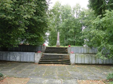 Общий вид воинского братского кладбища (Ливберзе, волость Ливберзес)