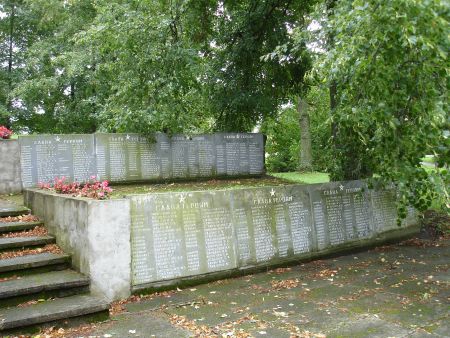 Памятные плиты на воинском братском кладбище (Ливберзе, волость Ливберзес)