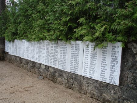 Памятные плиты на мемориальной стене (Мадона, Парковая гора)
