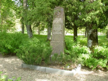 Обелиск на воинском братском кладбище (Малпилс, волость Малпилс)