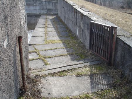 Ворота на воинском братском кладбище (Мандегас, волость Скултес)