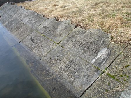 Памятные плиты на воинском братском кладбище (Мандегас, волость Скултес)