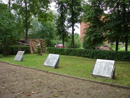 Памятные плиты на воинском братском кладбище (Нерета, волость Неретас)
