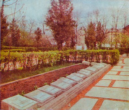 Виляны (Резекненский район). Могилы павших советских воинов на кладбище Героев