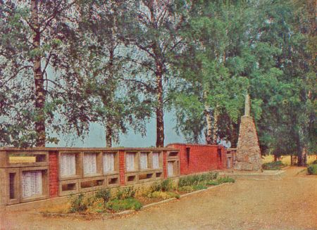 Мадонский район. Стена и обелиск на кладбище в Саркани в честь павших советских воинов