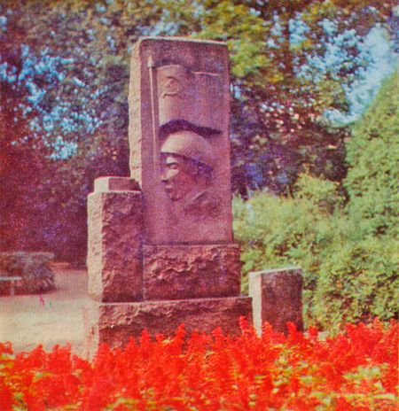 Валмиера. Памятник советским воинам на площади героев