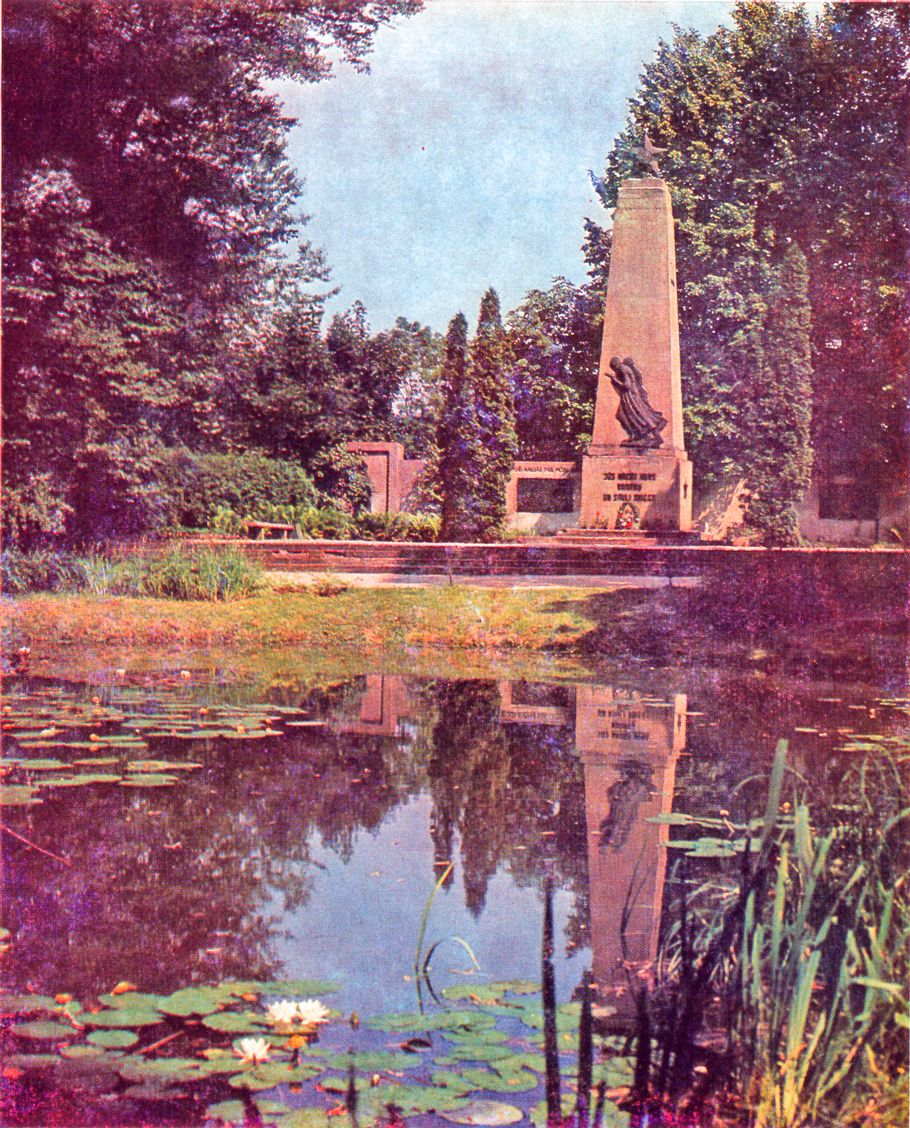 Цесис. Памятник героям освобождения города в Майском парке (скульптор К. Янсон)