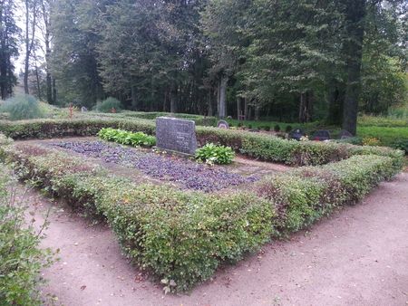 Общий вид братской могилы жертв нацистов (посёлок Пале, кладбище Палес)