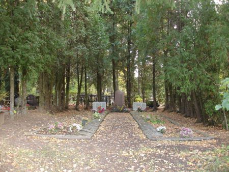 Общий вид воинских братских могил (Петерниеки, волость Олайнес)