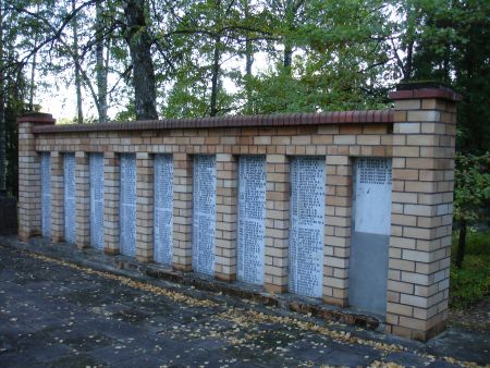 Мемориальная стена с памятными плитами (Приедниеки, волость Яунпилс)